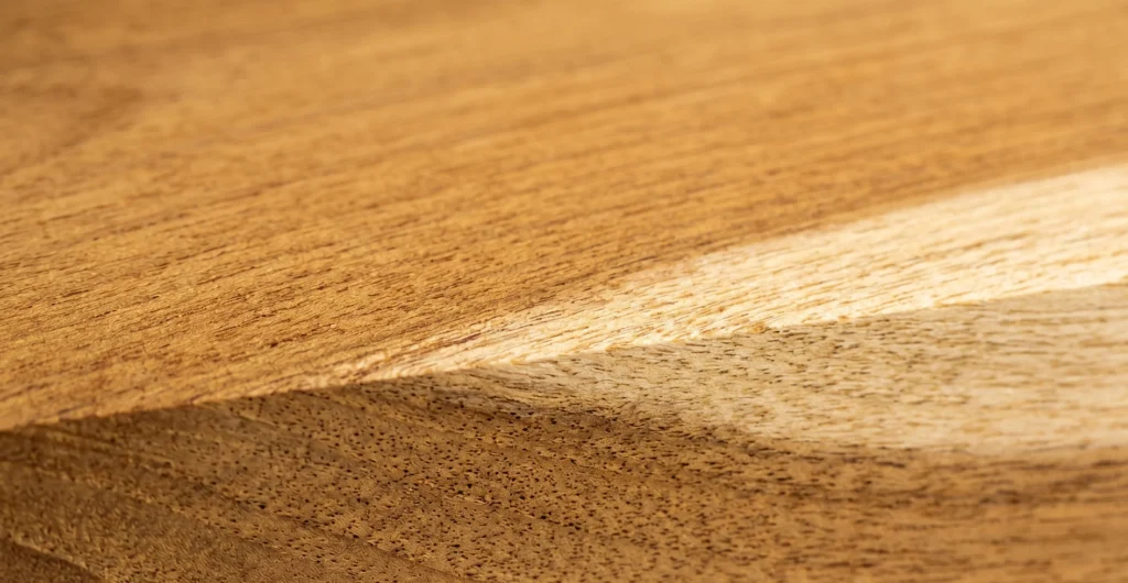 iroko hout nerf kleur goudbruin kernhout spinthout detail duurzaamheidsklasse